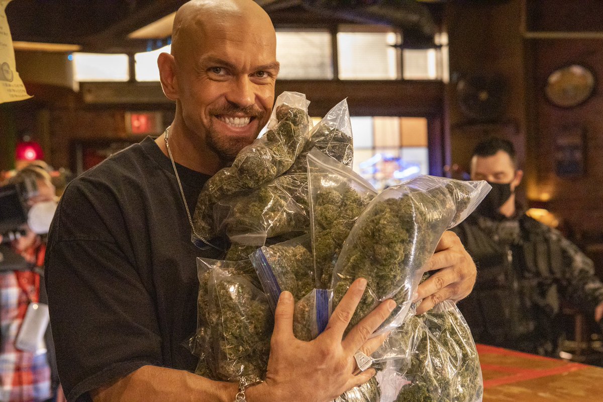 stevehowey's tweet image. Them: Want flowers for Valentines Day
Kev: 
#shameless