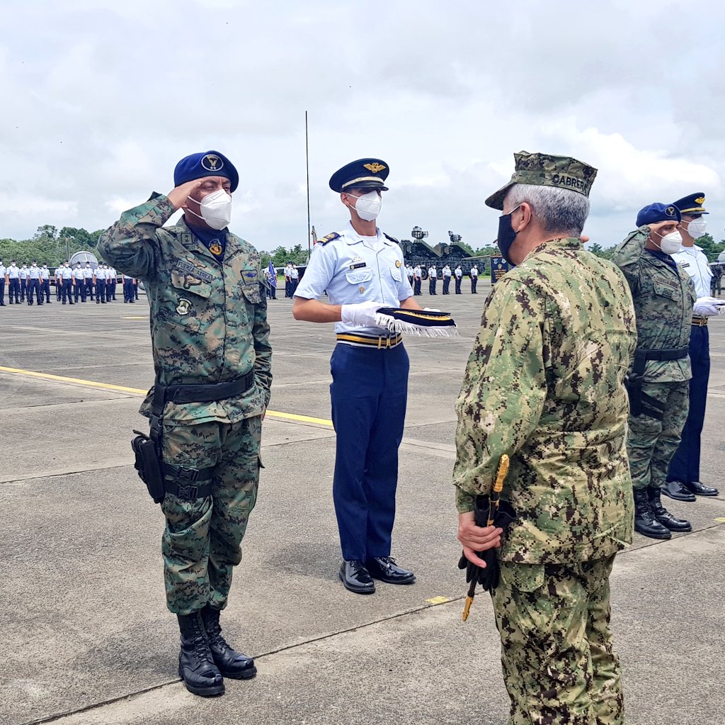 FuerzaAereaEc's tweet photo. La Fuerza Aérea Ecuatoriana hace un reconocimiento al personal militar que conformó la primera línea de defensa en la Fuerza de Tarea Conjunta, constituida por la crisis sanitaria en el #Ecuador por la #Covid19.
@EjercitoECU @armada_ecuador
#10FebAvCombate https://t.co/h8Qubb4L0T