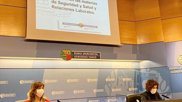 Ortubekoa's tweet photo. Lan eta Gizarte Segurantzako sailburuordeak, Elena Pérez Barredok, mifrofonoa itxita zeukalarik:
 "Primero voy a decir unas frases en euskera, para quitarme esa parte de encima, y luego empiezo con la rueda de prensa" 
@socialistavasco @Gob_eus 
#ElUsqueraEnLivertaz https://t.co/yhytPu8FmO