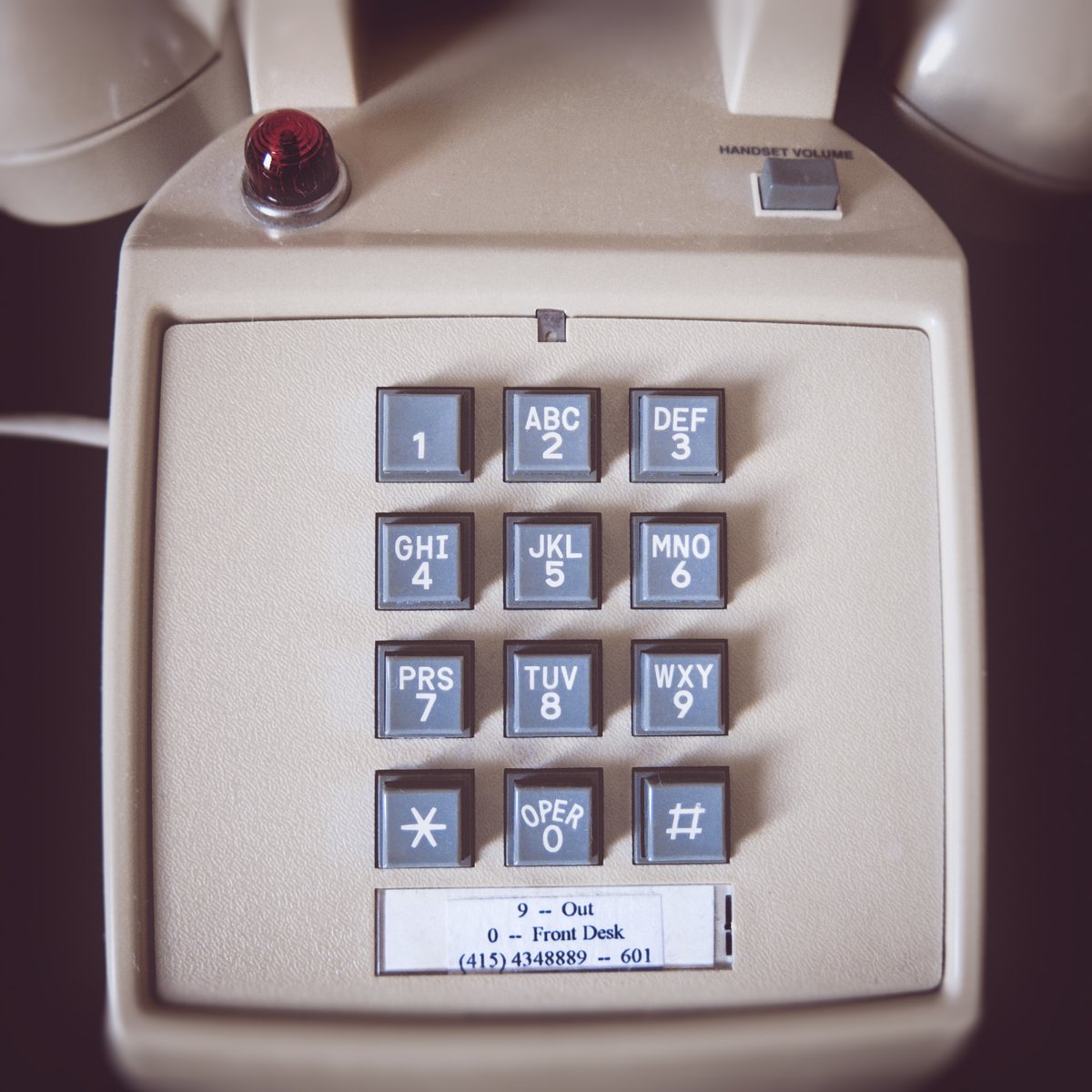 Orgoglioso di aver potuto aggiungere qualcosa di mio al bellissimo EP dei <a href="/LSHFband/">lshfband</a>, How Personality Works. Foto scattata in una camera del non pulitissimo Astoria Hotel (oggi SF Plaza), in quel di San Francisco. Era l'11 marzo del 2013. @AmeRayVids @formistake <a href="/EndiNewton/">Endi | Starving Pets</a> 📸🙏