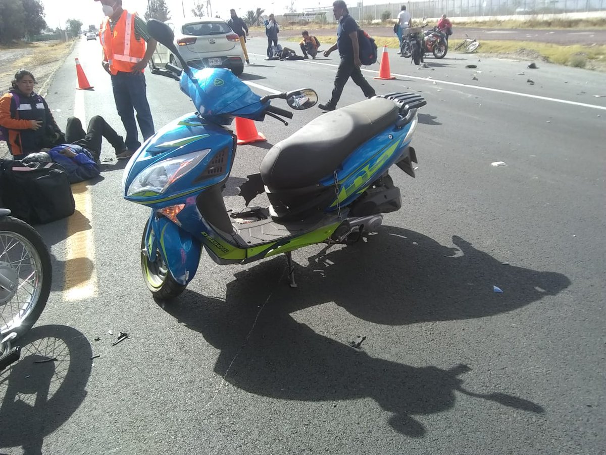 Buenas tardes, circulen con precaución, alcance entre dos motos en km 8 dirección Texcoco, afectado carril de alta