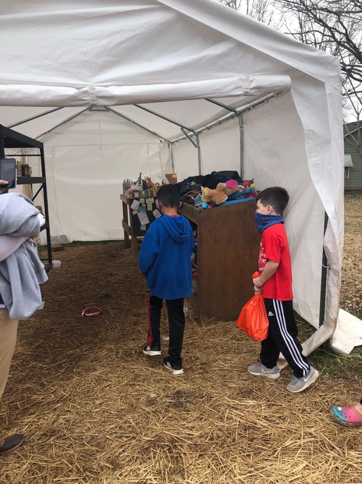 SpartanburgD5's tweet image. Our @SpartanburgD5 have the kindest hearts! ❤️ Mrs. Quinby&apos;s class @ Reidville Elementary collected over 200 cans of food for the COVID help tent, and delivered them this week 🥫🥫🥫 Way to go students! 👏 #WeAreD5 #D5Gives #D5Community