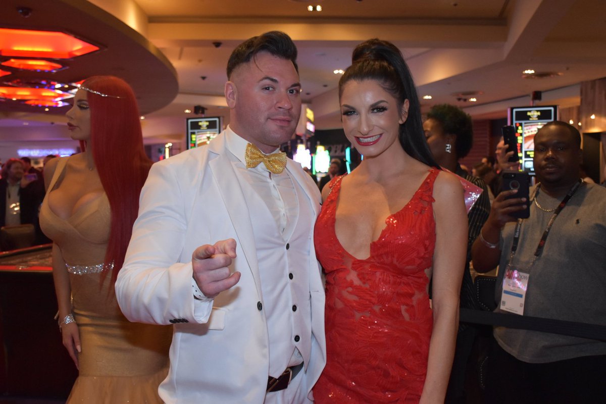 theclaudio101's tweet photo. 🔝 The fabulous @silviasaigexxx and the great @Ianaziani during the @avnawards 2020 ✨ Super glamour 👌 @AVNMediaNetwork #redcarpet #avn #avnawards #avnawards2020 #ianaziani #silviasaige #glam #LasVegas #virginhotels #avnredcarpet #claudio101imagination 🔝 https://t.co/gQ61n1L1kb