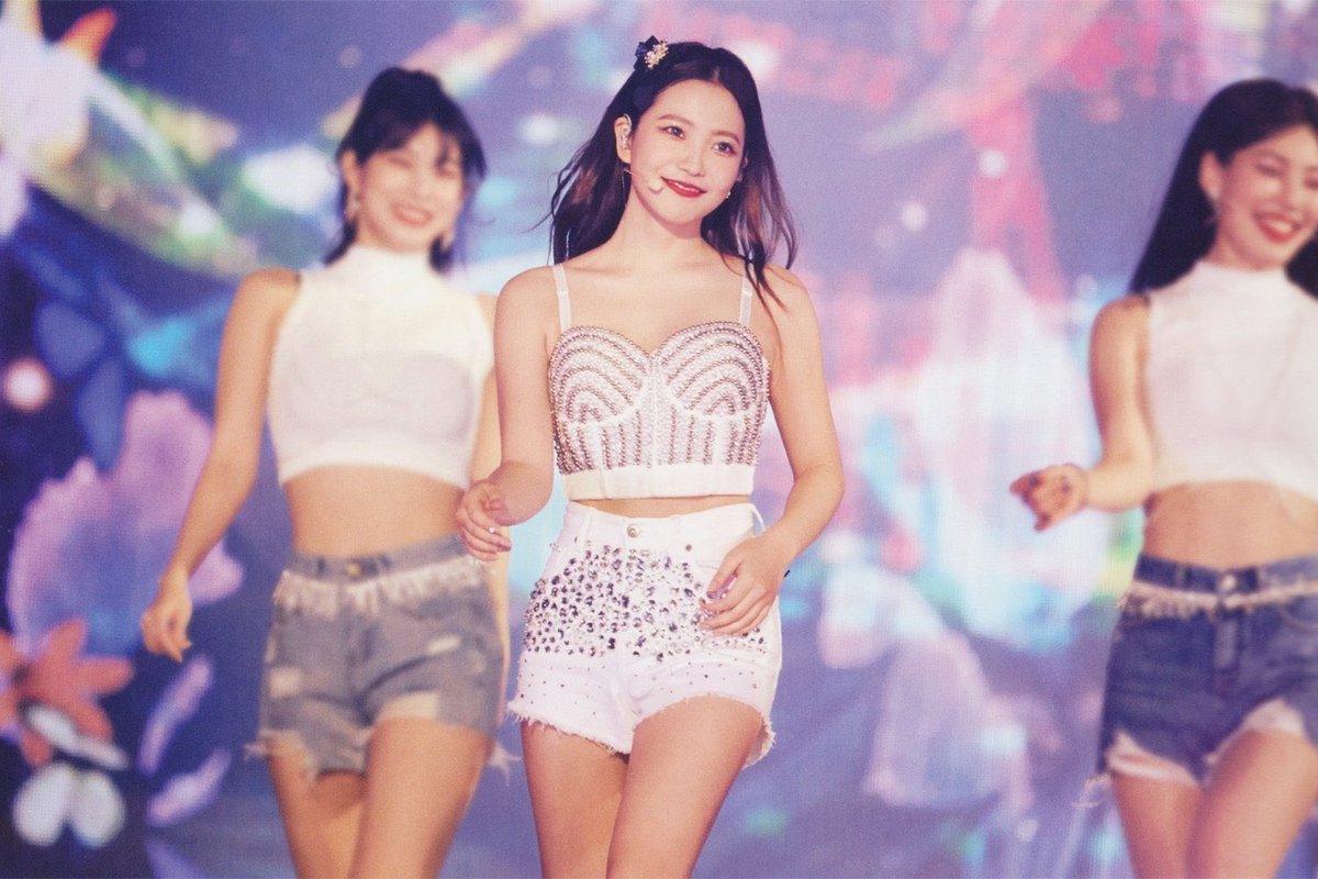kyeripics's tweet photo. this outfit from la rouge concert was literally perfect for her #YERI #예리 https://t.co/NbMXgQIg1P
