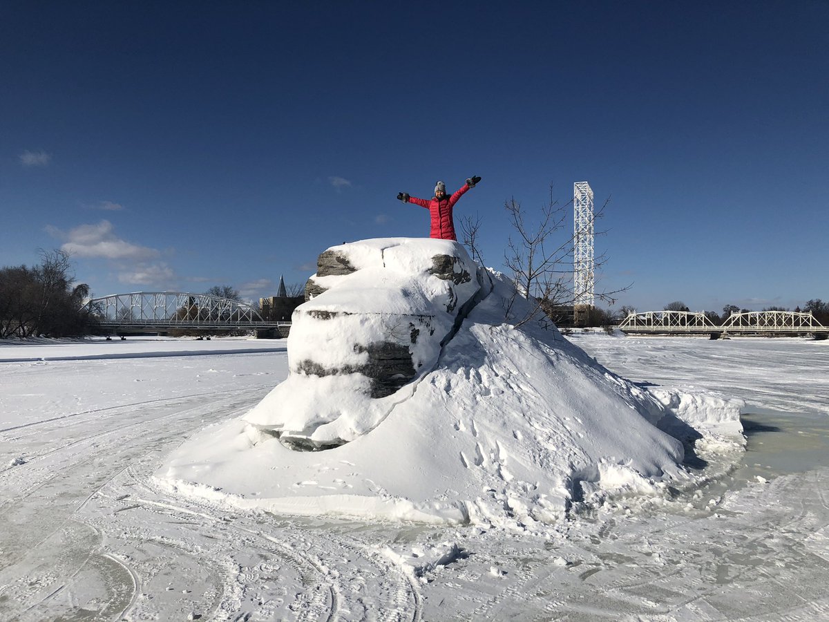 emifuruya1's tweet image. #HealthBreak 🇨🇦 style? A “refreshing” -15C in the middle of a frozen river under the brilliant🌞. #PauseSanté version 🇨🇦? 🥶😃☀️ À -15C, un souffle «rafraîchissant», sur une rivière gelée, sous un ciel bleu et un soleil magnifique! Bon week-end à tous! (It is Friday, right?😉)