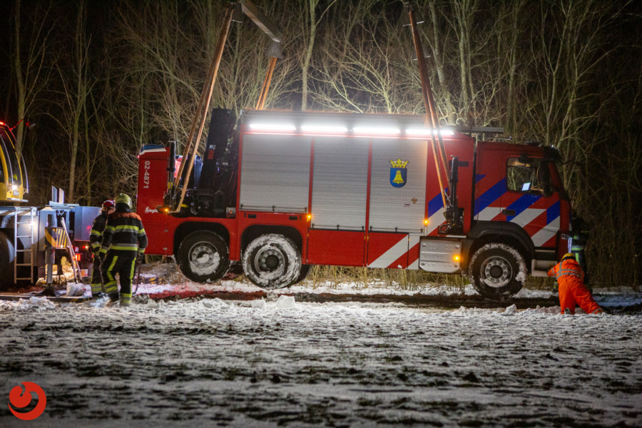 Hulpverleningsvoertuig brandweer vast in berm na inzet