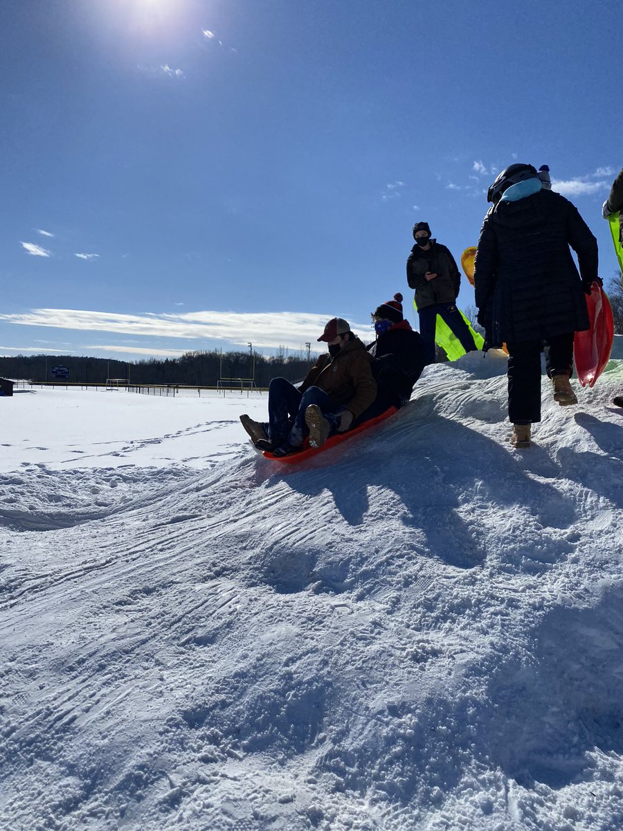 EAHSSpiritClub's tweet photo. Winterfest was a success!!! It was great to see everyone having fun with their friends!!! This was much needed! Have a wonderful February break everyone. ❤️🌹 https://t.co/bTy37CazbV