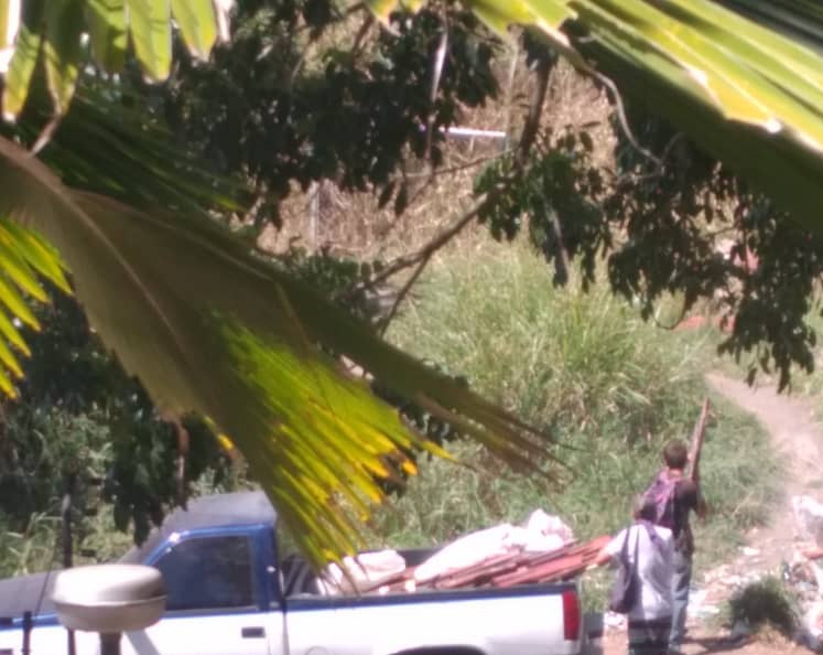 #HablanLosVecinos Hay personas ingresando  materiales de construcción en terrenos privados de la urbanización #PaloVerde #LomasDelAvila
Se hace un llamado a las autoridades para que actúen ante estos hechos ilegales <a href="/PolisucreOficia/">Policía Municipal de Sucre / Miranda</a> <a href="/GNB_Capital/">GNB CAPITAL 😷👍</a> @GNB_Pueblo