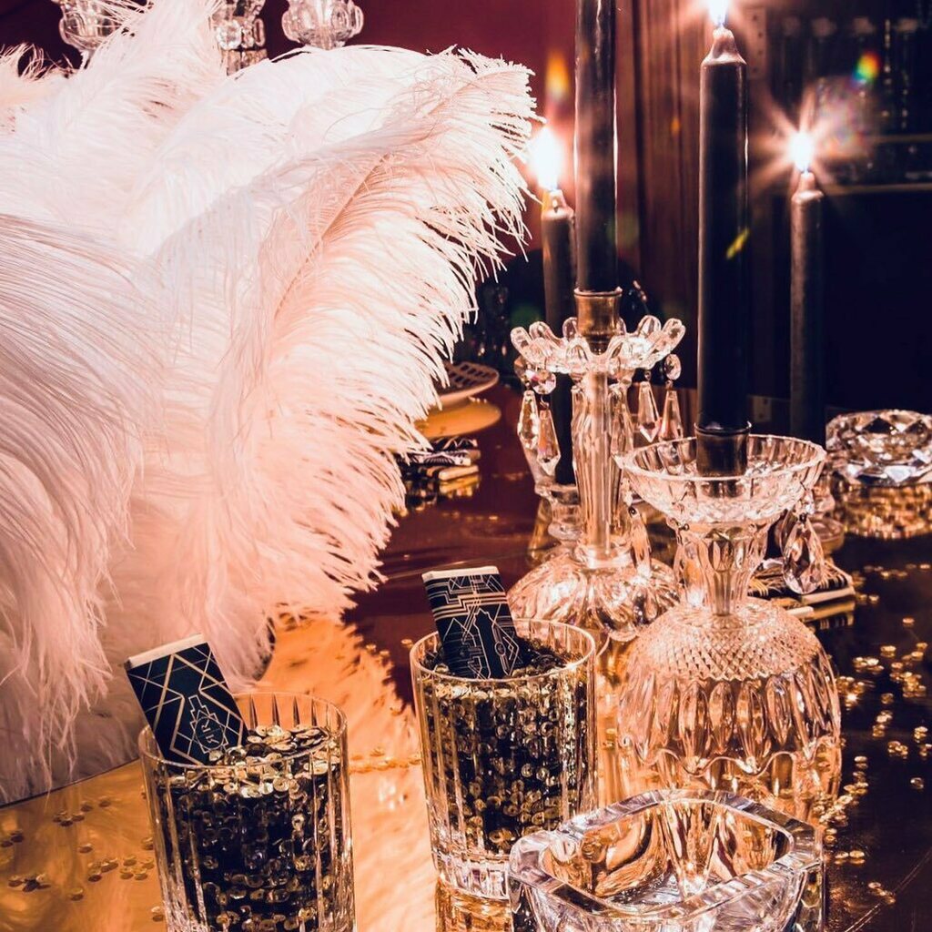 FEATHERS ON A FRIDAY🦚
It’s all about the textures. Using different materials add depth and interest to the overall look.

This beautiful cigar station by @myeventdesign makes use of gold mirror, shimmery rock sequins, vintage cut crystal and of cours… instagr.am/p/CLNUcLlB8oa/