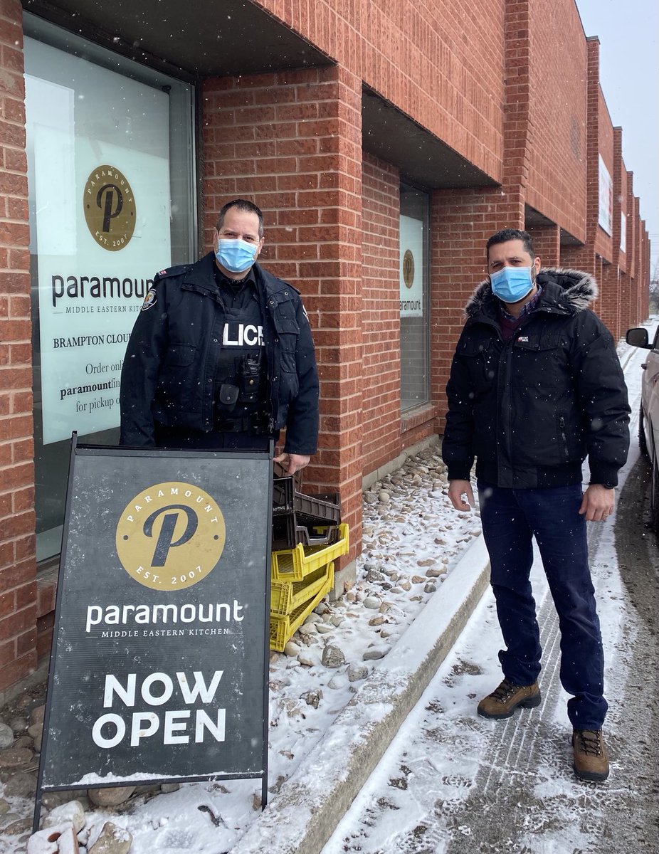 A shout out to the fine folks at Paramount Middle Eastern Kitchen who donated many boxes of meals to our seniors in Scarborough today. Thank you! ⁦@TPSRydzik⁩ ⁦@TPSNickNei⁩