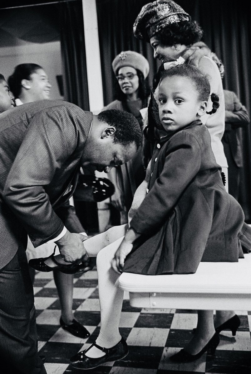BerniceKing's tweet photo. Just a father taking care of his little girl. 

#MLK #BlackHistoryMonth https://t.co/UOzeHeBfNF