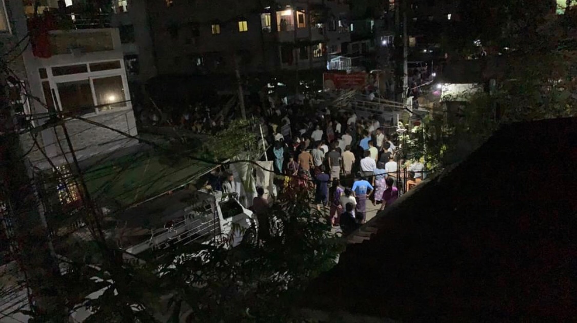 Pencilo4's tweet image. The military government in Myanmar has increasingly used nighttime arrests, legal threats, a curfew and a ban on large gatherings to tame weeklong anti-coup protests that have spread from the cities to the countryside.

STOP NIGHT ARRESTS
#Feb13Coup
#WhatsHappeningInMyanmar