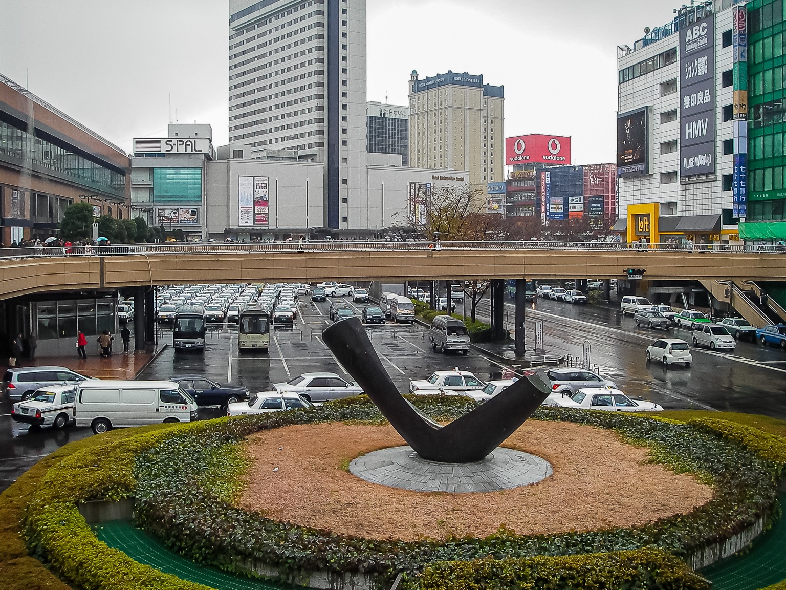 三日画師 仙台駅 西口のモニュメント 青葉の風 説明板によると 光と水と風を得て 杜の木々と共に 力強く伸びてゆく生命 を表現したものとのこと ここから西に 杜の都 仙台の象徴であるけやき並木の青葉通りが延びる 05年12月10日撮影