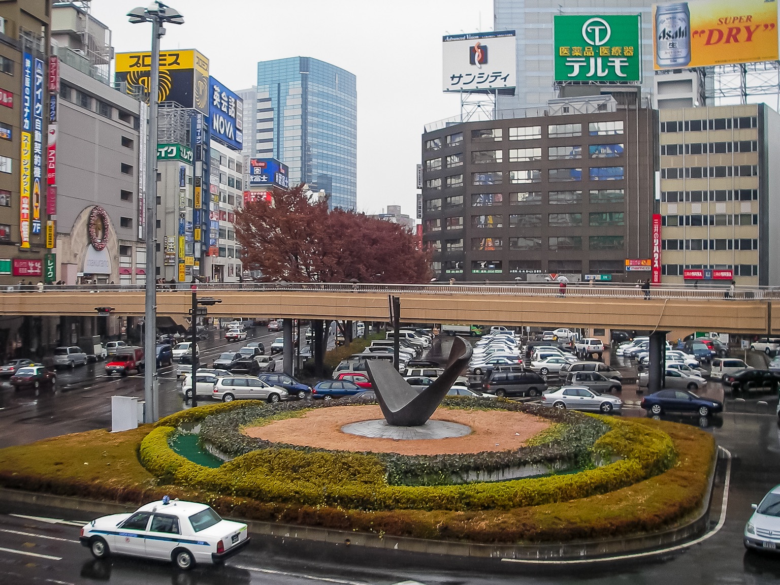 三日画師 仙台駅 西口のモニュメント 青葉の風 説明板によると 光と水と風を得て 杜の木々と共に 力強く伸びてゆく生命 を表現したものとのこと ここから西に 杜の都 仙台の象徴であるけやき並木の青葉通りが延びる 05年12月10日撮影