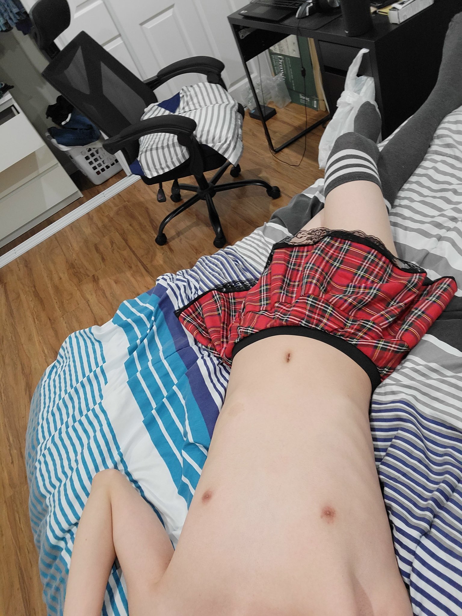 Being shirtless in a skirt is a great feeling uwu
Ignore the background lol
#sissy #femboy #crossdressing