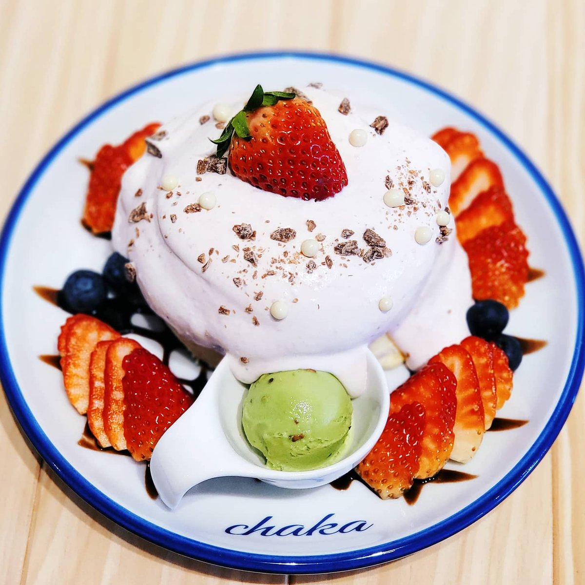 ミスター黒猫 カフェ 喫茶店 スイーツ パンケーキ 茶香 期間限定パンケーキ はじめまして いよいよ 茶香 が移転新オープン 新店舗限定第1弾は いちご生クリーム ピスタチオアイス チョコソース 農園直送いちご ブルーベリーと華やかで