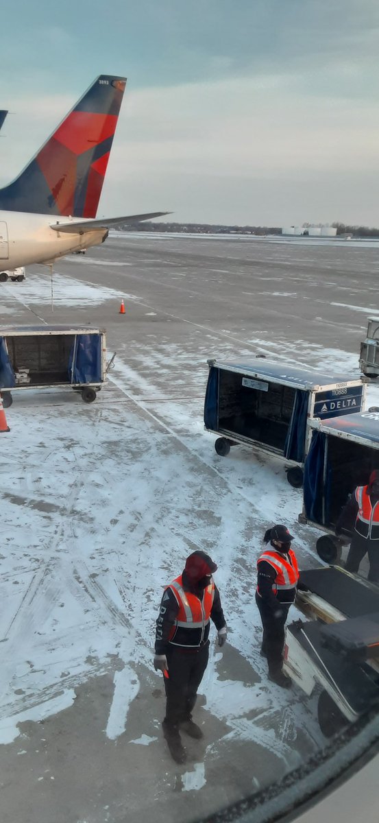 Kudos to these tough @Delta workers at @mspairport freezing their Delta's off in below zero weather today. Minnesota folks are tough...or crazy. Likely a combo of both #WINTER https://t.co/phX3dv9S8j
