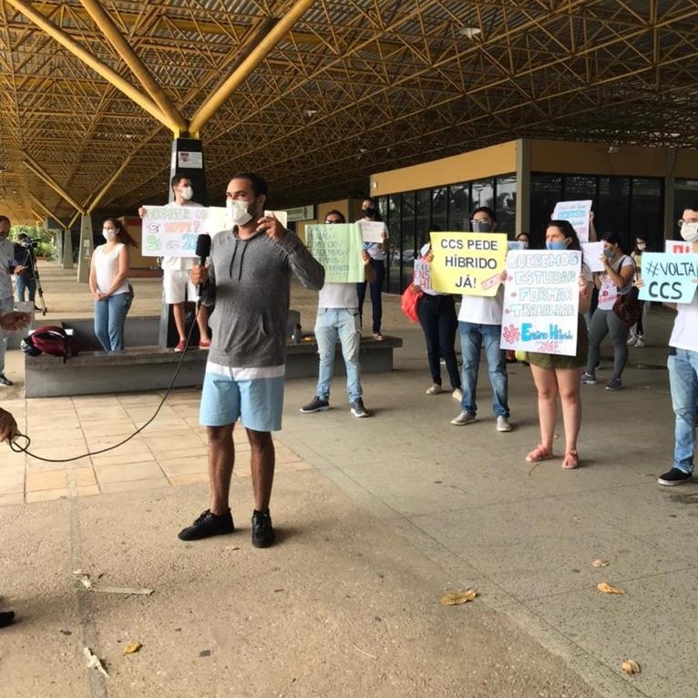 VoltaMedUFPI's tweet photo. Hoje (12/02), às 8 horas, aconteceu na UFPI uma manifestação de alguns estudantes de cursos da área da Saúde (Medicina, Enfermagem, Odontologia e Farmácia) pela retomada das aulas da graduação por meio do Ensino Híbrido. Dá uma olhada 👇🏼👇🏼👇🏼 https://t.co/Zl3CAaKvO4