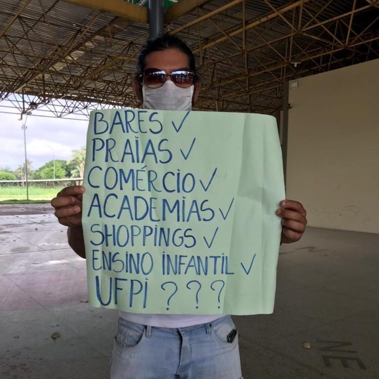 VoltaMedUFPI's tweet photo. Hoje (12/02), às 8 horas, aconteceu na UFPI uma manifestação de alguns estudantes de cursos da área da Saúde (Medicina, Enfermagem, Odontologia e Farmácia) pela retomada das aulas da graduação por meio do Ensino Híbrido. Dá uma olhada 👇🏼👇🏼👇🏼 https://t.co/Zl3CAaKvO4