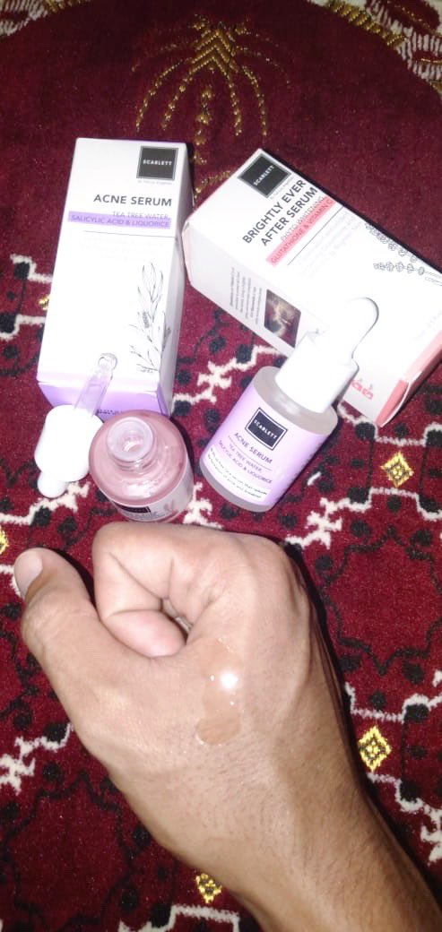 Tekstur Scarlett Serum Brightly Ever After ini cair tapi tidak kental warna nya bening dan saat di aplikasikan ke kulit sangat cepat menyerap dan tidak lengket