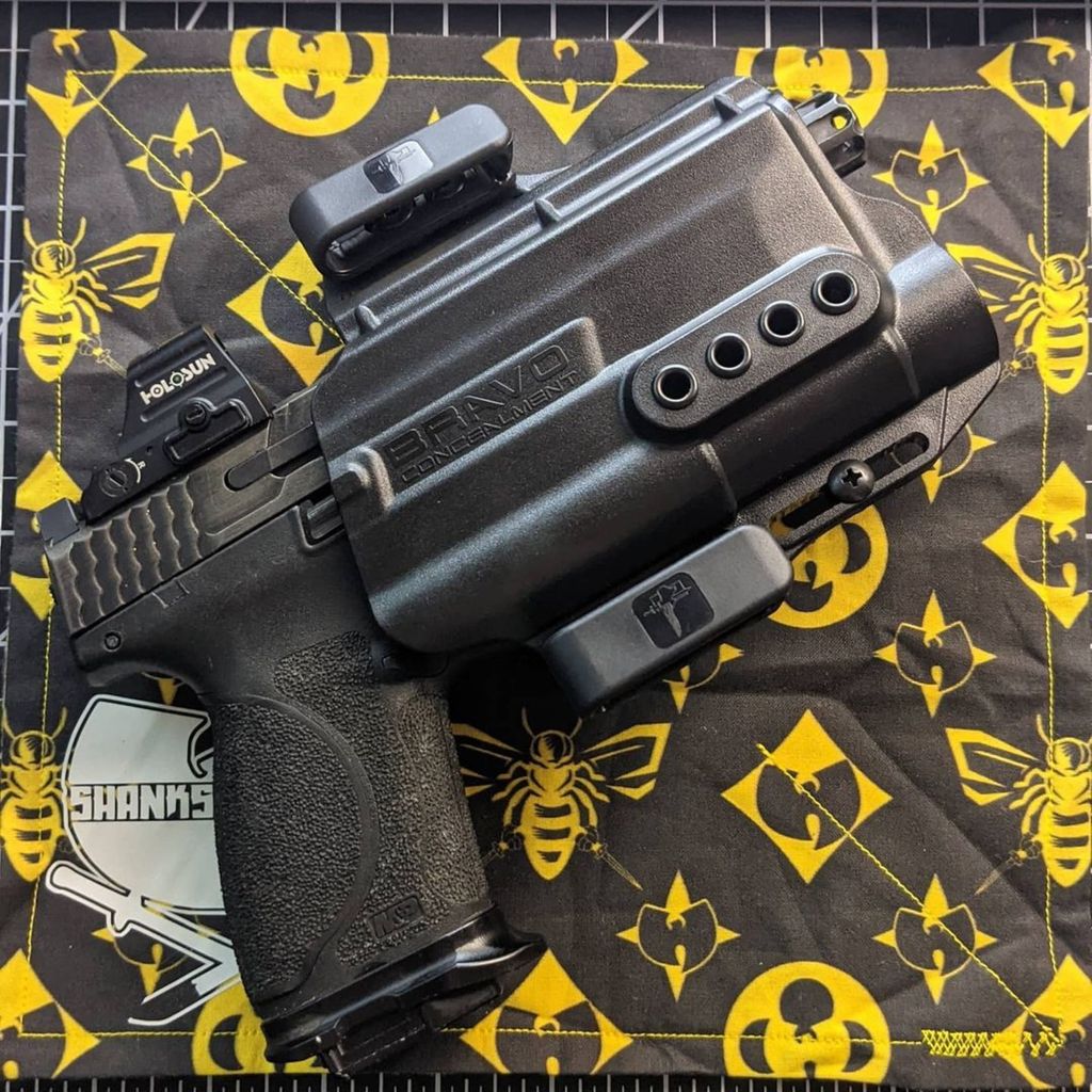 BravoHolsters's tweet photo. Yo @bravoconcealment . Your new #torsionholster for the @smithandwessoninc #mandp2point0 is absolutely amazing.
#Repost @stevie_wonder_woman
#edc #bravoconcealment #floydscustomshop #apextrigger #apexbarrel #holosun507c #streamlighttlr1 #shanksedc https://t.co/gsezhP087b