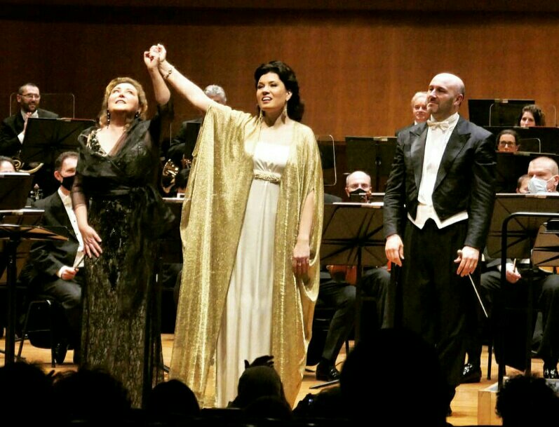 MarinaRebeka's tweet photo. Merci beaucoup, #OperaOnline & #EmmanuelAndrieu!!
"Du grave plein et rond jusqu’à l’Ut-dièse en vocalises, la voix de la soprano lettone épouse les méandres de personnages titanesques dont elle révèle les arêtes vives, avec son métal rutilant couleur de glace. Sa Bolena... (👇) https://t.co/0Uk75GhoVt