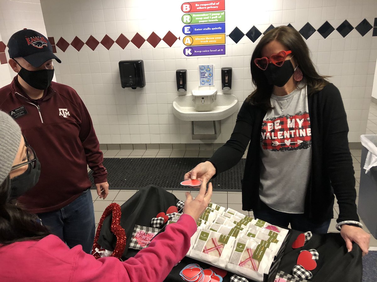 MissSmithSSI's tweet photo. A huge shoutout to @LoneStarPrin and @LindseyElemAP for the delicious cookies! It was such a sweet treat! @LindseyElem https://t.co/m2JIeYEIW8