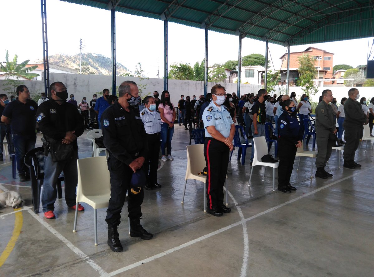 poliguarico15's tweet photo. Cumpliendo órdenes del Gobernador @josemvasquez y del G/D Miguel Urrieta, con la presencia de Moseñor Raúl Ascanio se llevó a cabo misa de acción de gracia con motivo de Celebrarse el Día de La Juventud🚨🚔.
#ISPEGUA 
#FundaciónNegraMatea https://t.co/mkR9sLQeFs