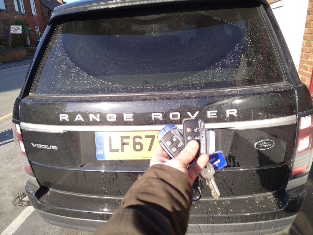 A Land Rover Vogue - Spare Proximity Remote Key - Stanleys Security Limited 🔑 - 01704 501336 - Vehicle required a spare key, vehicle turned up and within 2 hours was ready to drive away with the new key.

#LandRover #RangeRover #RangeRoverSport #rangerovervogue #vogue #offroad