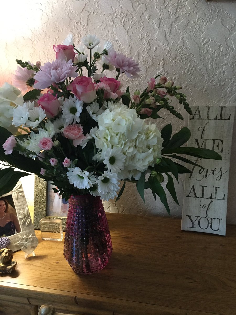 BarefootBlonde5's tweet image. Happy Valentines everyone ❤️
Beautiful Floral arrangement from My Realestate Agent🤩
Excellent Customer relations🤩
#sharinglifesmoments 
@BethFratesMD @ben_mallah @Candypooh @ReikiArthur @anne_camozzi @anne_camozzi @nataliemustang @samanthas_frnds 🌺