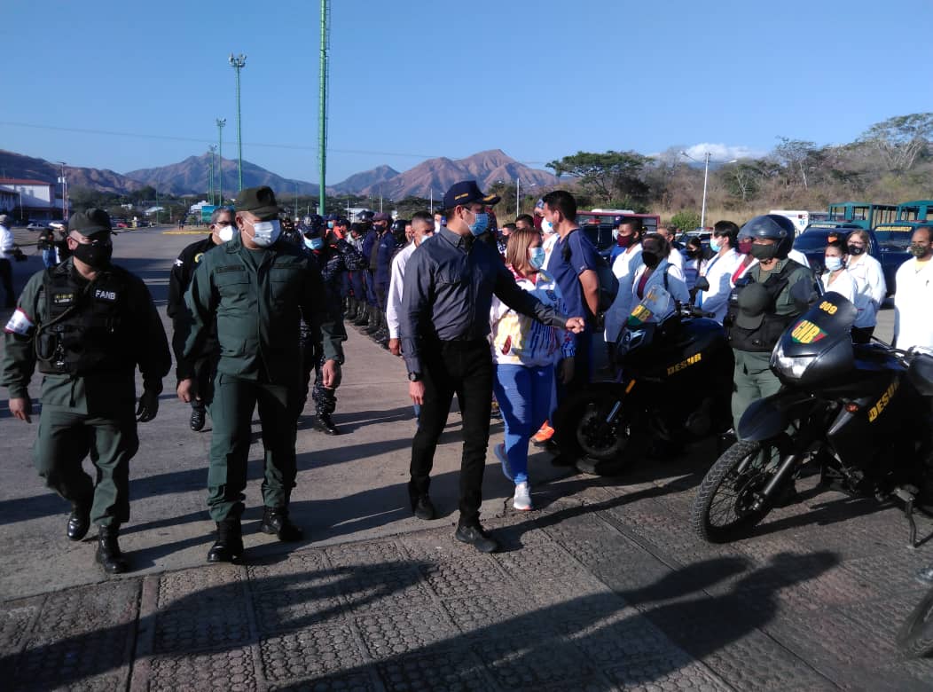 guarico_f's tweet photo. Con la participación del Gobernador @josemvasquez y del G/D Miguel Angel Urrieta Secretario Ejecutivo de @Guaricoseguro se dio inició al Dispositivo de Seguridad "Carnavales Felices y Bioseguros 2021"🚨🚔. 
#SanJuanDeLosMorros 
#CuadrantesDePaz https://t.co/tZbIvrDfpl