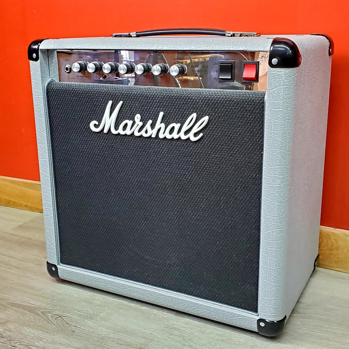 MusicGeorgetown's tweet image. This Marshall 2525C Studio Silver Jubilee Amplifier sounds freakin' excellent and would make a great recording amp for someone. Beautiful little tube combo with a single 12" Celestion G12M Greenback Speaker. Runs at 20 watts or you can power it down to 5 watts. #madeinengland🇬🇧