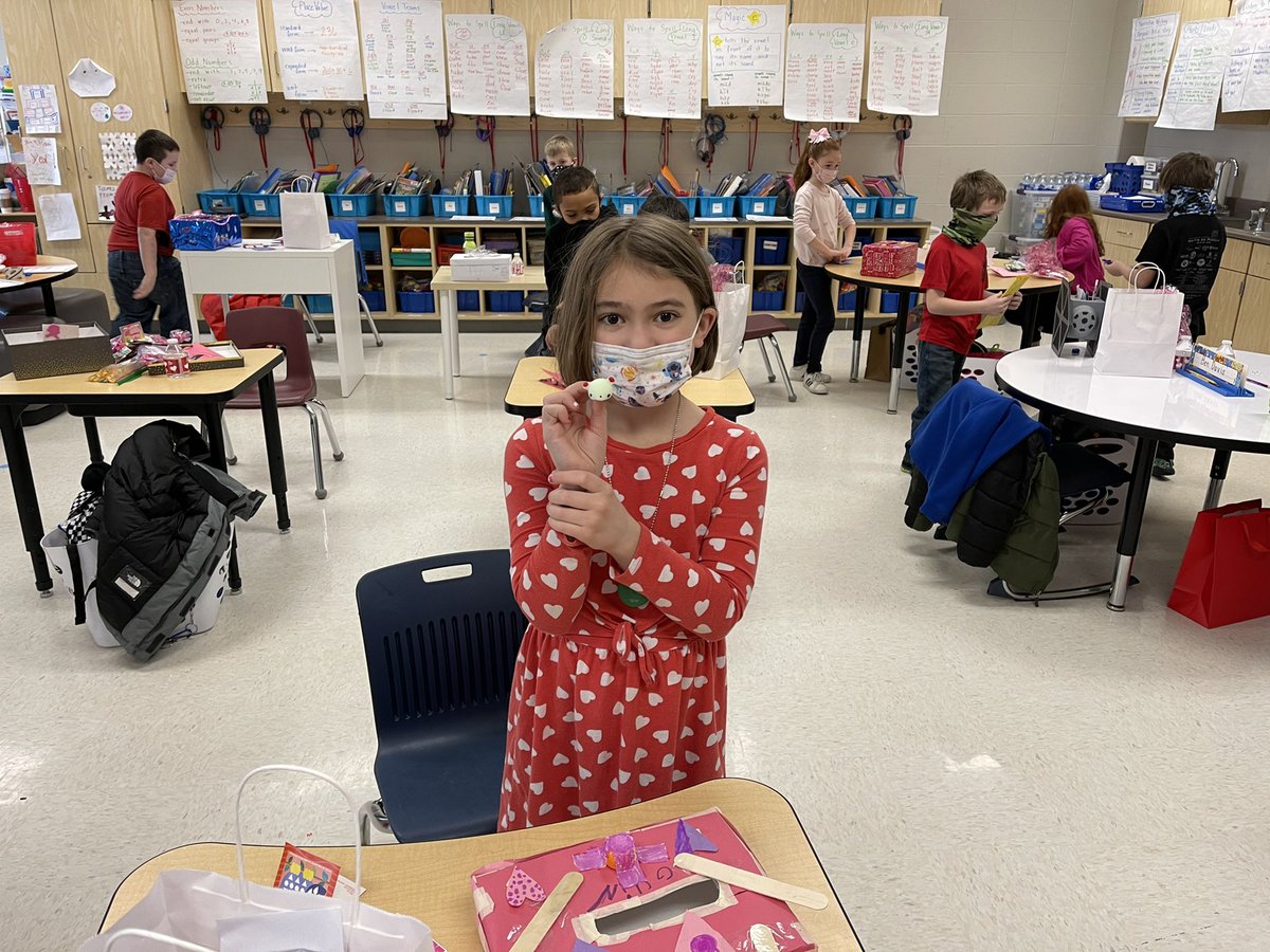 sfreysummit's tweet photo. Valentine’s Day Fun - Part 2 @summitbees @wearefhsd https://t.co/fmRP3H7Agh