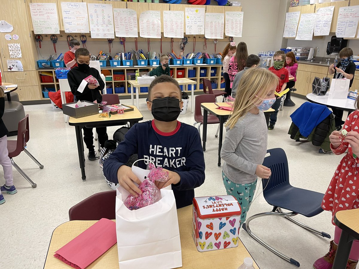 sfreysummit's tweet photo. Valentine’s Day Fun - Part 2 @summitbees @wearefhsd https://t.co/fmRP3H7Agh