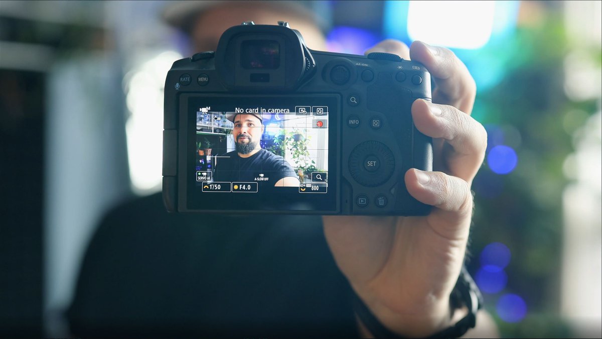 vaskoobscura_'s tweet image. When do you think this donkey will realize he doesn't have a card in the camera? #videographerproblems #youtuberproblems #fail