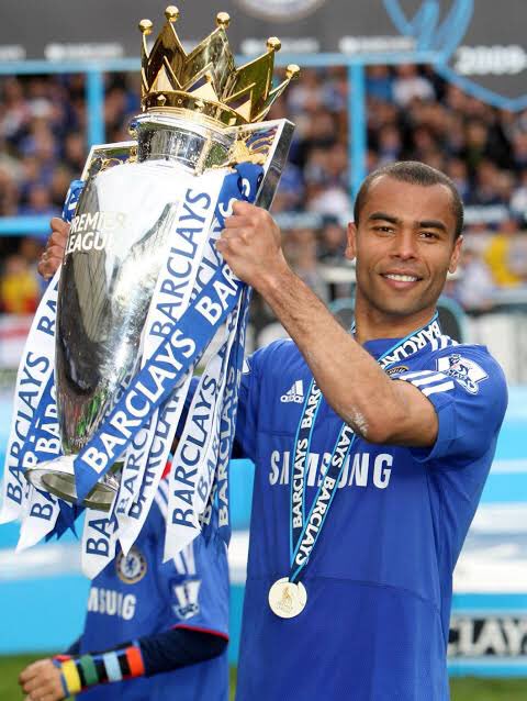 LB-Ashley Cole2006-2014338 apps7 goals33 assists1X PL  (2010)4X FA CUP  (2007,2009,2010,2013)1X League Cup  (2007)1X Champions League  (2012)1X Europa League  (2013)1X Community Shield (2009)
