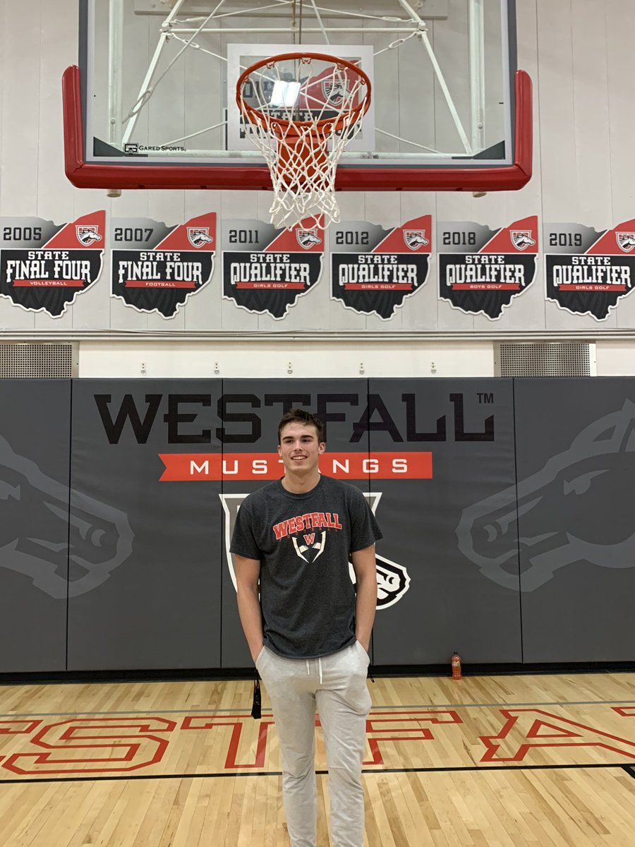 TheTrut71535278's tweet photo. What a way to go out on your last home basketball game @Lucas28899429. A huge TEAM win against a very good Unioto team. https://t.co/xvEZJ1YD8E