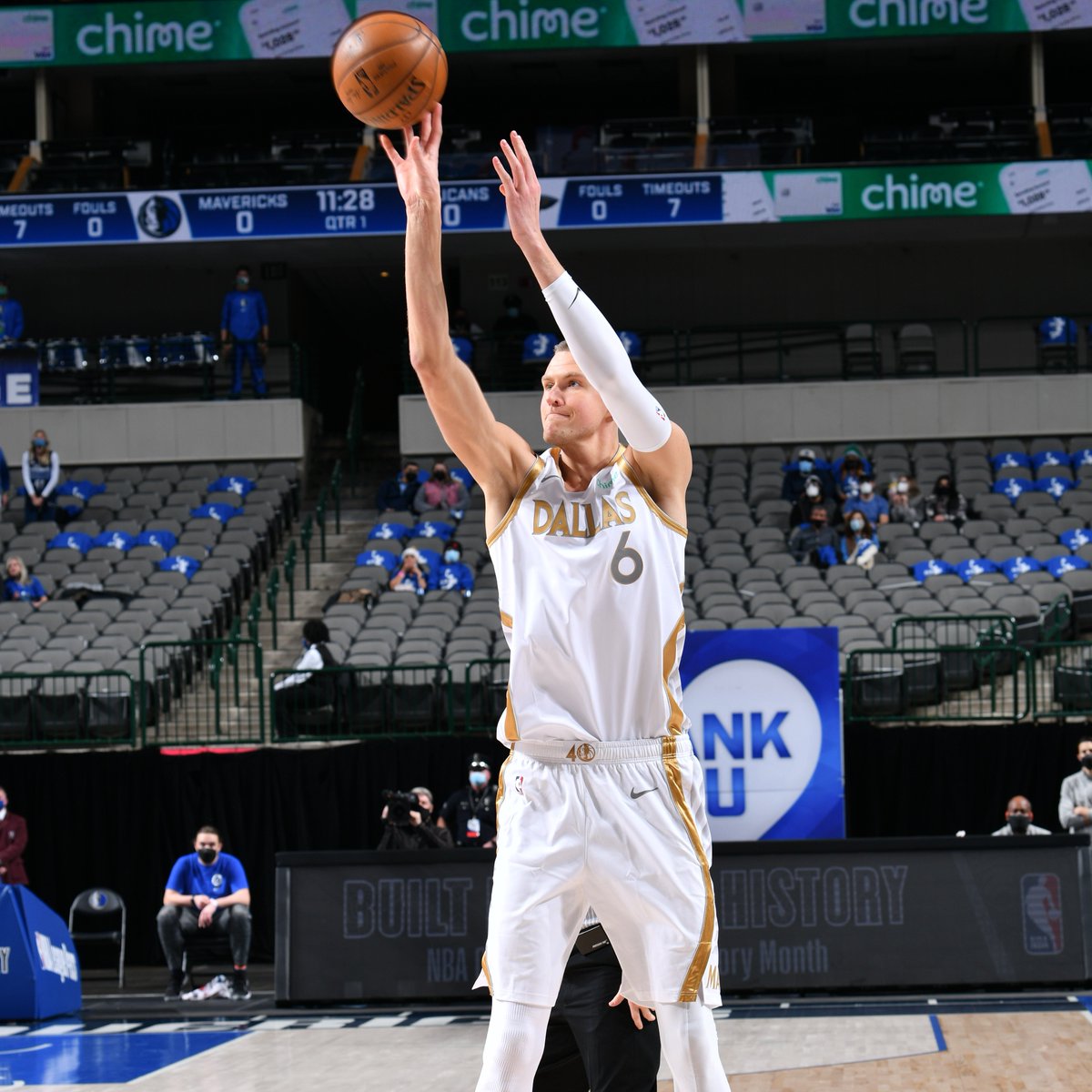 NBA's tweet image. AFTER 1Q on ESPN:

@PelicansNBA 34
@dallasmavs 27

Ingram: 14 PTS
Zion: 10 PTS (5-5 FGM)
Porzingis: 15 PTS, 4 3PM