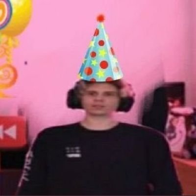 Rubius hoy cumple 31 a&ntilde;os!! Felicidades maquina 🎉🎊 https://t.co/DnH35nJBGp<a href="/tag/skingrefg"class="tags"><span>#skingrefg</span></a><a href="/tag/teamgrefg"class="tags"><span>#teamgrefg</span></a>