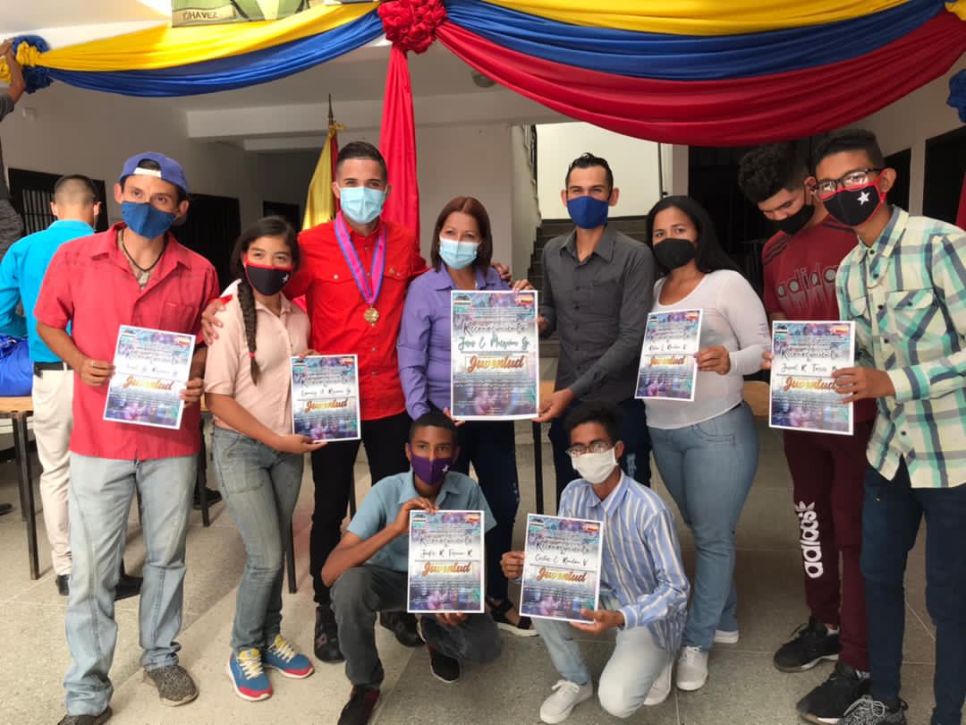 El <a href="/Concejombolivar/">Concejo M. BOLÍVAR San Mateo</a> y la Alcaldesa <a href="/MarisselaPSUV/">Marisela Arenas</a> con una emotiva sesión reconoció la labor de nuestros jóvenes que hacen vida en los diferentes sectores sociales en el Municipio Bolívar. 
#JuventudBicentenaria