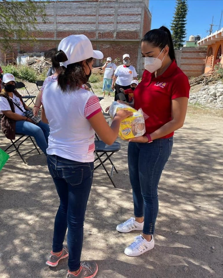 FundacionAMO's tweet photo. Continuamos con nuestra gira por Tlacolula de Matamoros para llevar carriolas, cunas-corrales, andaderas, pañales, catres y bicicletas a las familias de esta localidad. Velamos por su bienestar y continuaremos apoyando a quien más lo necesita. https://t.co/6O2t0x3QDa