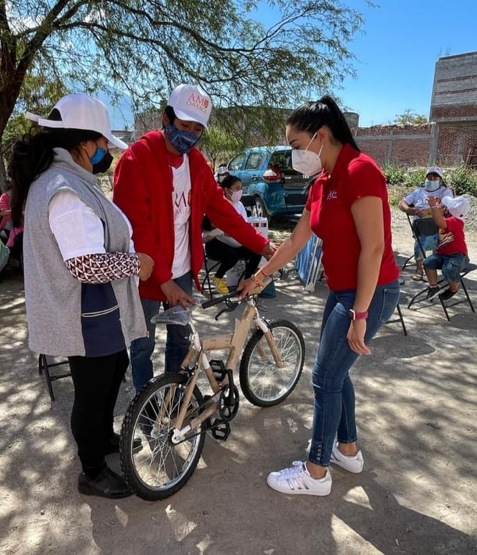 FundacionAMO's tweet photo. Continuamos con nuestra gira por Tlacolula de Matamoros para llevar carriolas, cunas-corrales, andaderas, pañales, catres y bicicletas a las familias de esta localidad. Velamos por su bienestar y continuaremos apoyando a quien más lo necesita. https://t.co/6O2t0x3QDa