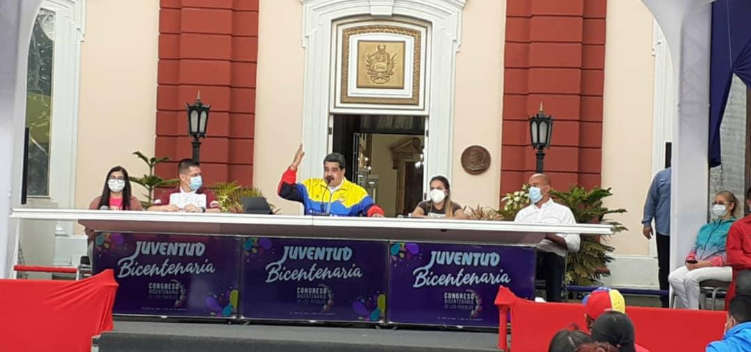 Viceagrourbana's tweet photo. #Anuncio|| Pdte. @NicolasMaduro Informó que  a través del @CarnetDLaPatria, le he dado la orden al ministro de vivienda @IMVillarroel1 que 200 mil #viviendas deben ir destinadas a la juventud que está construyendo su familia

#JuventudBicentenaria 
#12Febrero https://t.co/UgeRc8PkcJ
