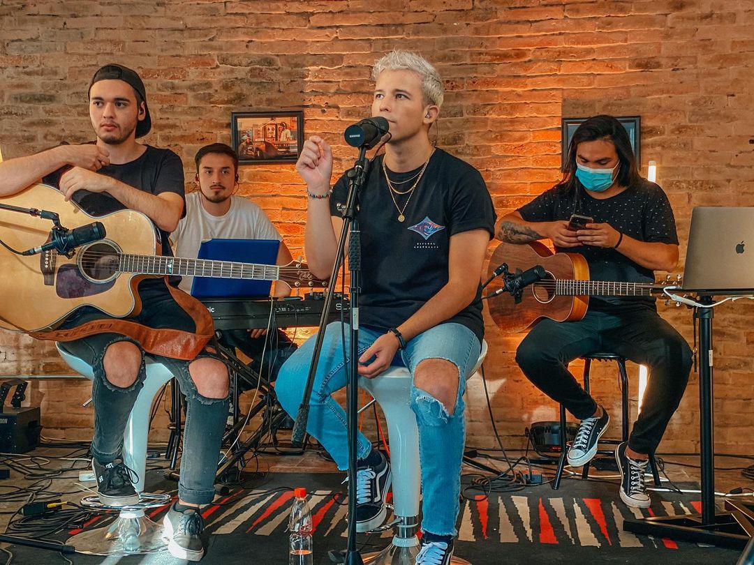 PedrazaFandom's tweet photo. A espera del #miniconcierto de @luispedraza Les Comparto este hermoso tema de Amor Incondicional #VoyAAmarte
Puedes encontrarlo en #Youtube :
https://t.co/AxNGG5dLXI
#FelizViernesATodos #Pedraza @TodoRTChile
#ElDiaDelFinDelMundo https://t.co/WyrxU7IXS6