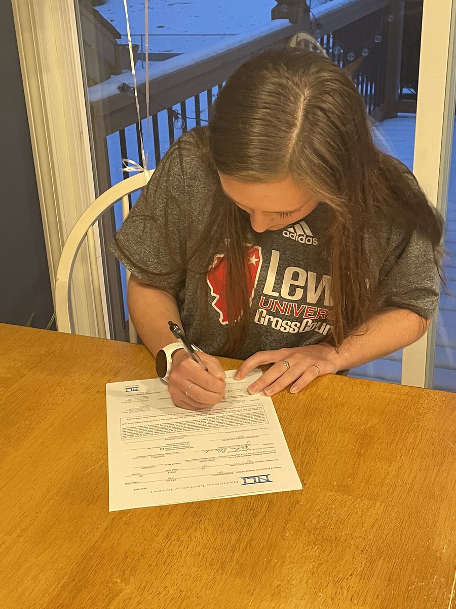 ChloeWannamaker's tweet photo. I’m super excited to announce my commitment to continue my athletic and academic career at Lewis University! Thank you to all of my coaches and friends who have helped me become the runner and the person I am today! Go Flyers! #goflyers #flighton ✈️✈️ https://t.co/Idlx3OnfRZ