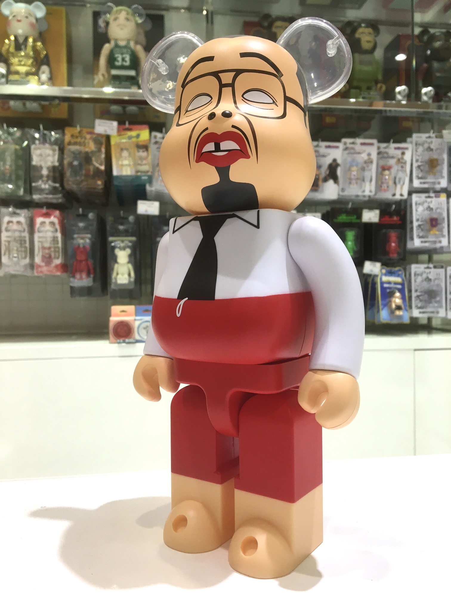 株式会社メディコム トイ Today S Solamachi Be Rbrick バランスおじさん 400 が発売中 バランスおじさんとは野生爆弾くっきーさんのオリジナルキャラクターの内の一人 前歯が抜けていたり ネクタイをズボンにしまっていたりと独特の世界観が
