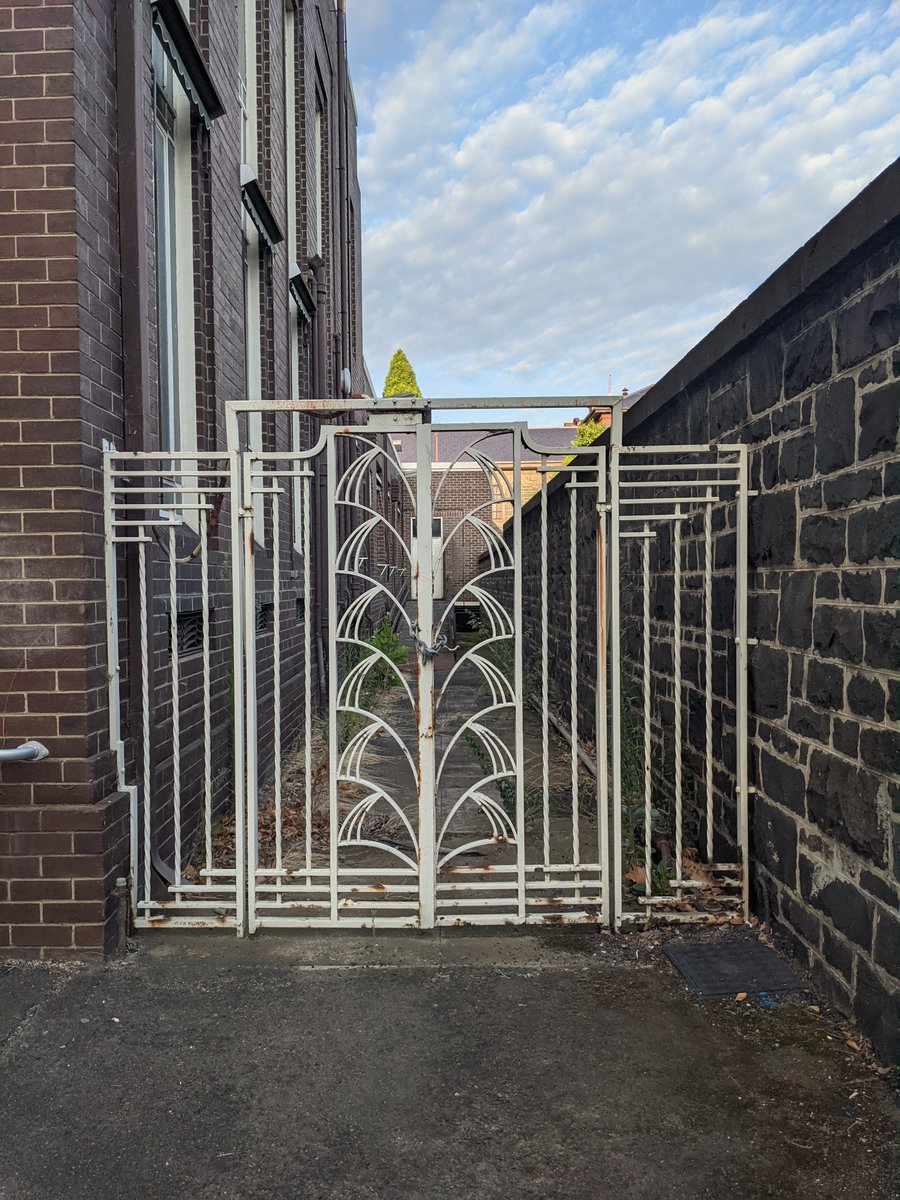 rebecca_le_get's tweet photo. For some reason, I thought this was an old phone exchange, but it's actually the Repatriation Commission Outpatient Clinic, St. Kilda Road, Melbourne! Just look at that art deco style! Wikipedia has interior photos! https://t.co/HVycHtsVKc #medhist #austhist #architecture https://t.co/QX2jOFHs3U