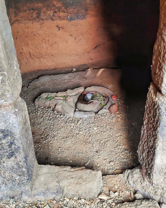 Remants of a glorious past 

 Ancient Shivlinga at Harishchandragad Fort, Maharashtra