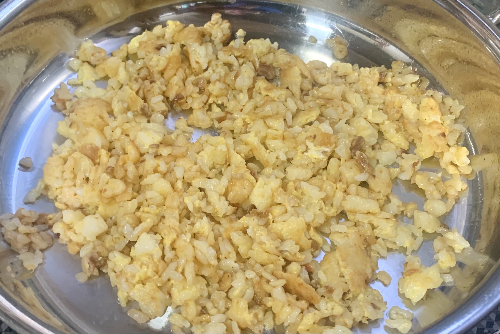 Zapa ご飯と卵をあらかじめ混ぜてフライパンに投入するtkg式チャーハン 業務スーパーのチャーハンの素と油少々を卵かけご飯 と一緒に混ぜ込んで フライパンに入れて数分炒めるだけ めちゃくちゃ簡単 ただ 卵感が全然ない 卵一個全てをご飯には混ぜない