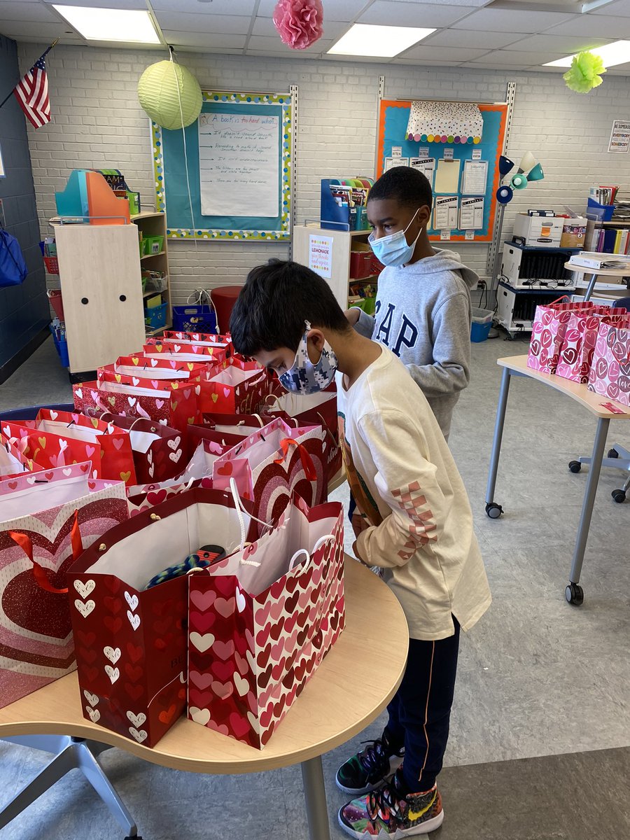 TPteachme's tweet photo. How do you teach kids to be kind?? Involve them in active, random acts of kindness. My Annual Heart to Heart project with my class. Give love, show love for Valentine’s Day. #teachthemtofish #GraceCentersofHope #GCH #SheikoSharks #WBSD #CapturingKidsHearts https://t.co/5UvDYJThYS